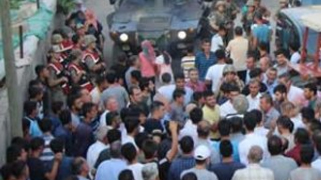 Köylüler DEDAş ekibini alıkoydu
