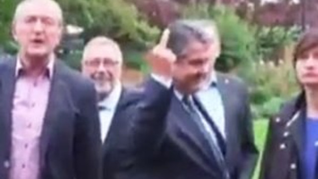 Alman bakan el hareketini savundu