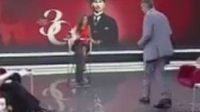 ''30 Ağustos gecesi Atatürk tartışılmaz'' deyip canlı yayını terk etti