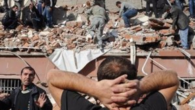 Van depreminde toplanan paraları FETÖ'ye aktarmışlar