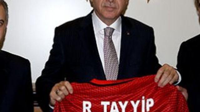 Cumhurbaşkanı Erdoğan'a hediye edilen formanın numarası şaşırttı