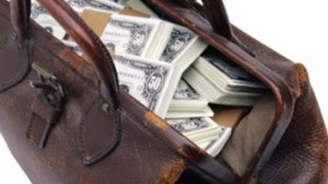 Hava üssü yakınında dolar dolu çanta bulundu