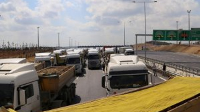 Kamyon sürücüleri, 3. köprü yolunu trafiğe kapattı