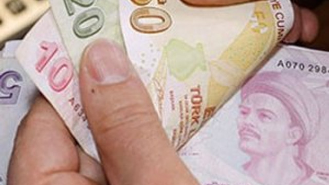 Emekli ve memurların maaşları hesapta