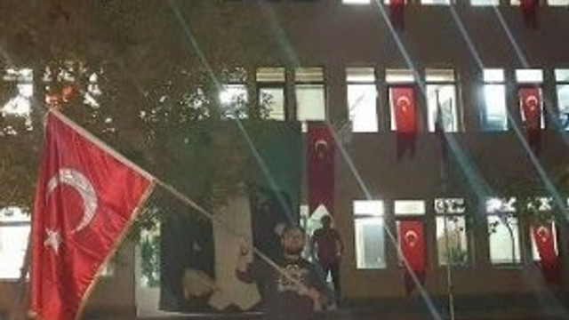 Kayyum atandığı belediyeyi Türk bayrakları ile donattı