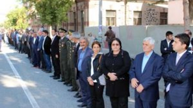 Ekmek değil Bakan kuyruğu !