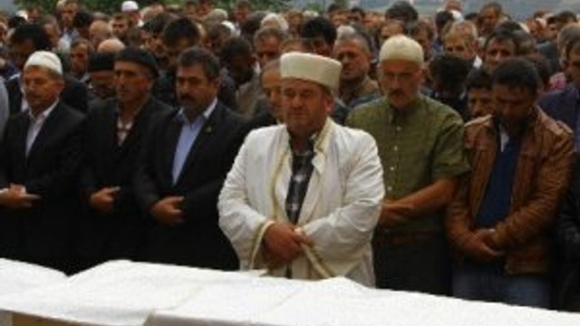Denizde boğulan 3 kardeş toprağa verildi