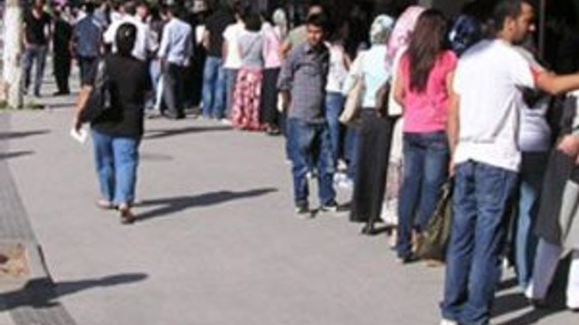 Vatandaş tatil sonrası bankalara koştu