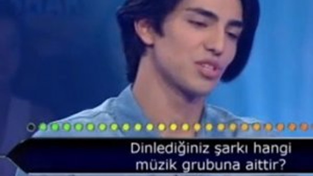 Yarışmacı genç geceye damga vurdu !