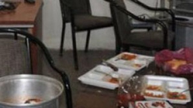Girdikleri iş yerinde yemek yapıp yediler