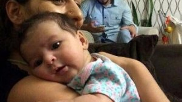 Gözaltındaki anne bebeği emniyette emziriyor