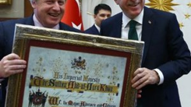 Cumhurbaşkanı Erdoğan'dan İngiltere Dışişleri Bakanı Johnson'a sürpriz hediye
