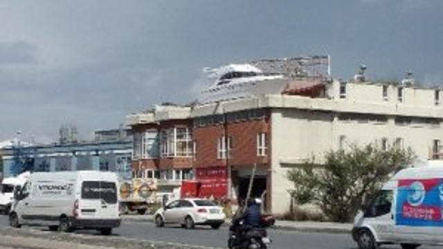 Terastaki lüks tekne hayrete düşürüyor
