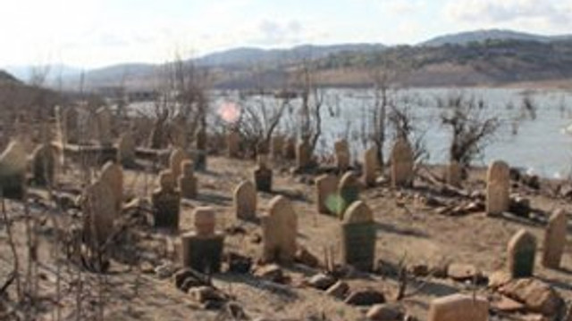 Baraj suları çekilince eski köy yeniden ortaya çıktı