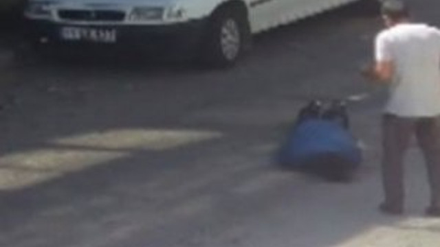 Boşanmak isteyen karısının gözü önünde kendini vurdu