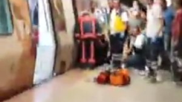 Rayların arasındaki boşluğa sıkıştı !