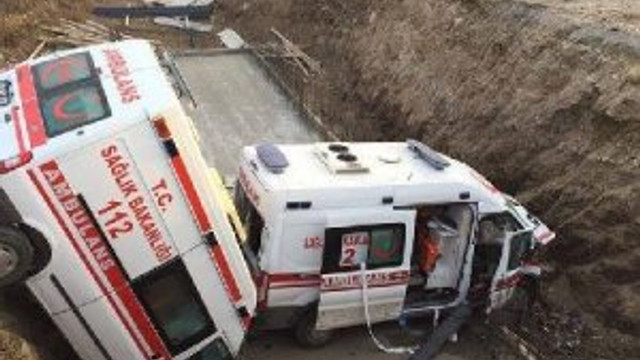 İki ambulans kaza yaptı:1’i ağır 4 yaralı