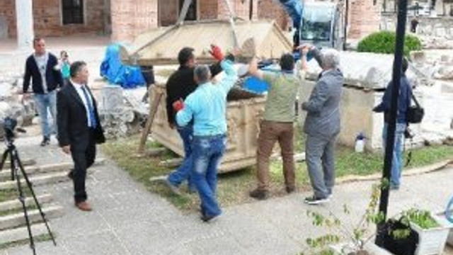 Lahdin bir tonluk kapağı vinçle açıldı