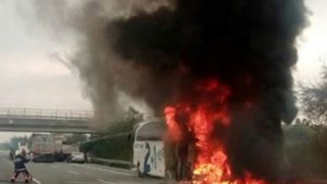 Yolcu otobüsü alev alev yandı !