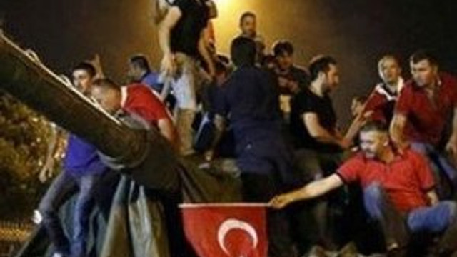 Darbe gecesi Venedik'te halay çekmişler !