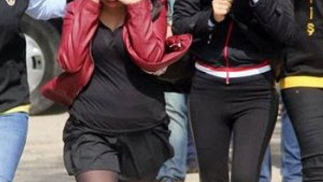 Çocuklarını evde bırakıp swinger partisine gitmişler