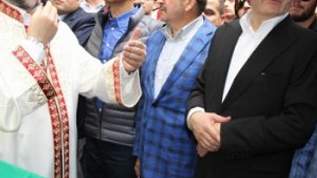 Boydak kardeşler annesinin cenazesine kelepçeli getirildi