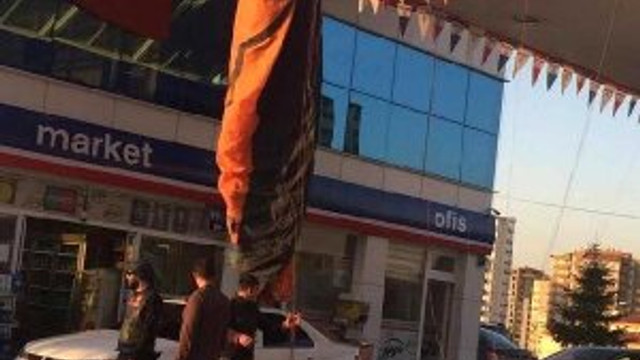 Yamaç paraşütçüsü yönünü kaybedince...