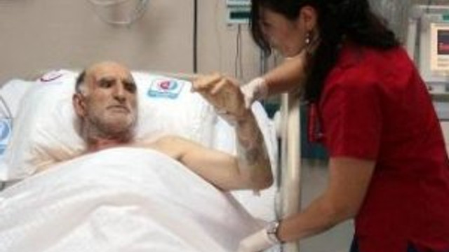 Kalbi 40 kez durdu yaşama dönünce türkü söyledi