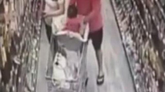 Markette bebek kaçırma girişimi; işte o şoke eden anlar