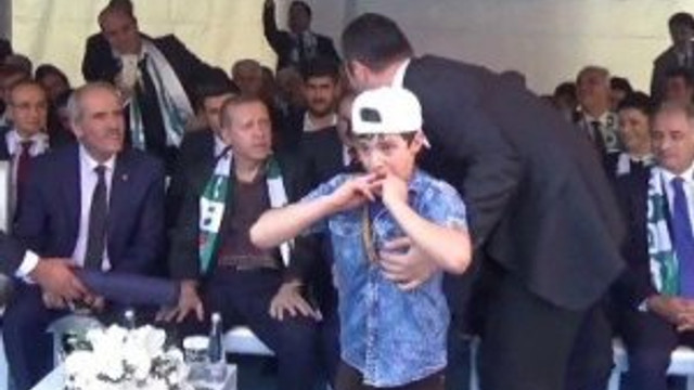 Slogan atıp Erdoğan'a sarıldı
