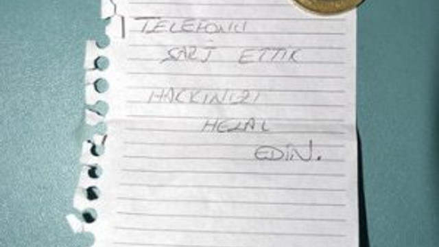 Camide telefonunu şarj etti, helallik istedi