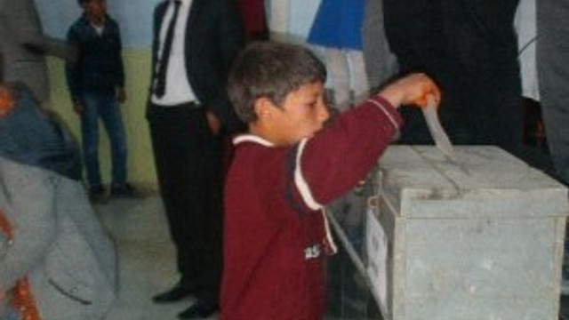 Öğrenciler sandık başında