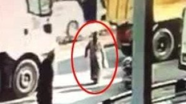 Yaşlı kadın kamyonun altında kaldı