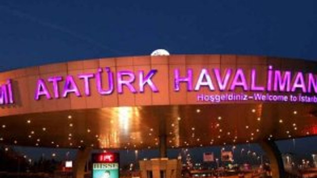 Atatürk Havalimanı'nda şok: Bileklerini kesti