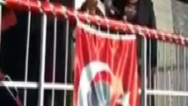 83’lük Nadide nine, kürsüye çıkıp şiir okudu