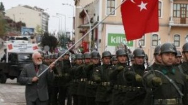 77’lik dede geleneği bozmadı