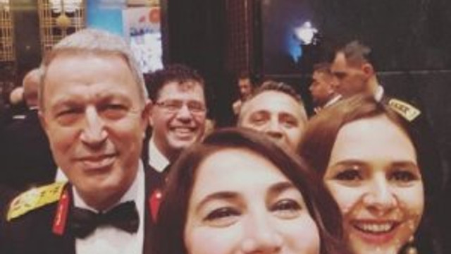 Resepsiyonda Hulusi Akar'la selfie