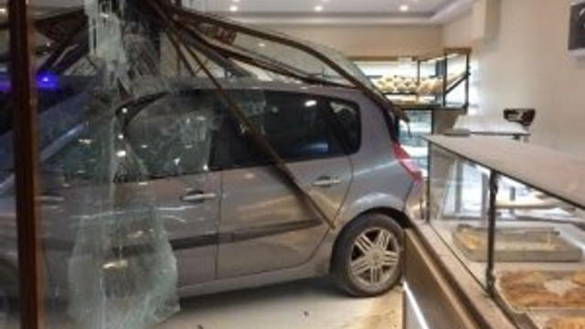 Fırına dalan otomobil dehşet saçtı: 12 yaralı