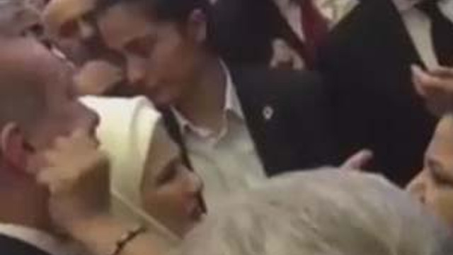 Cumhurbaşkanı Erdoğan'ın yanağından makas aldı