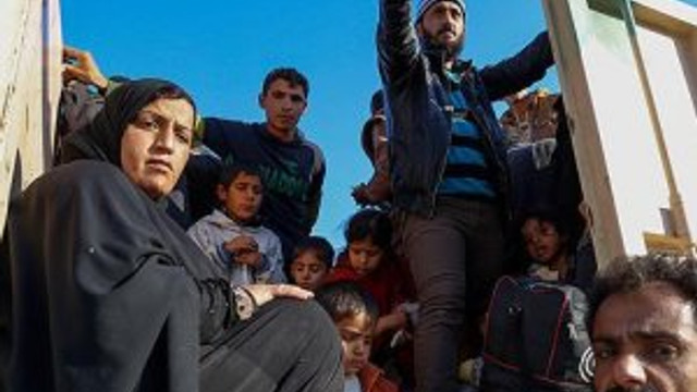 Musul'da çatışmaların ortasında kalan sivillerin kaçışı sürüyor