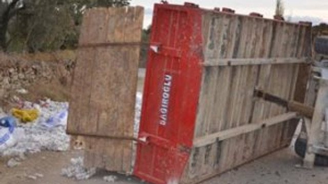 İşçileri taşıyan traktör römorku devrildi: 14 yaralı