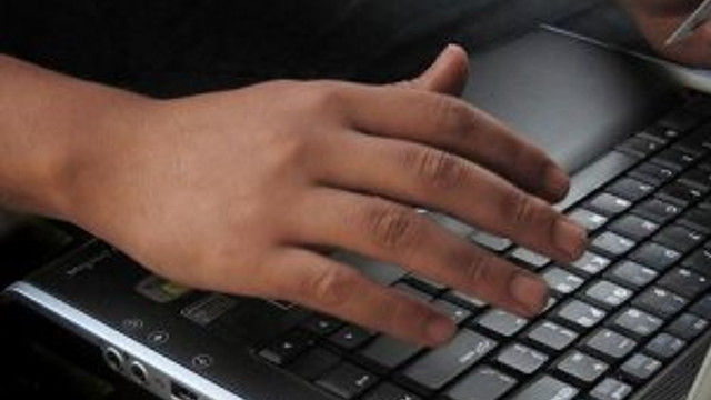 Rekor! Bekarlar bir saatte internette dünyayı harcadı