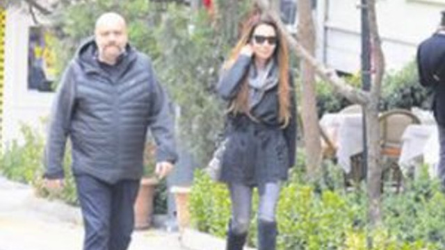 Ünlü oyuncu genç sevgilisiyle görüntülendi