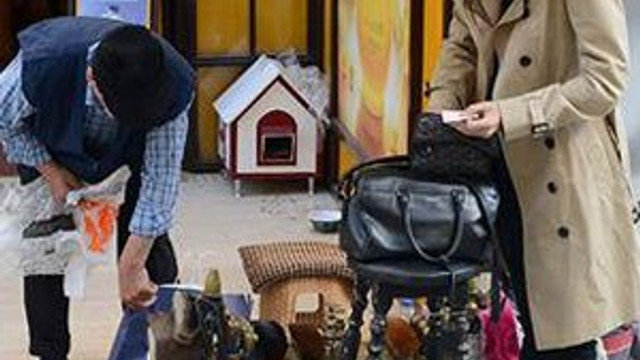 Ayakkabılarını seyyar boyacıya verdi