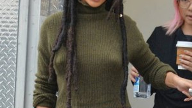 Rihanna sokağa sütyensiz çıktı, ortalık karıştı