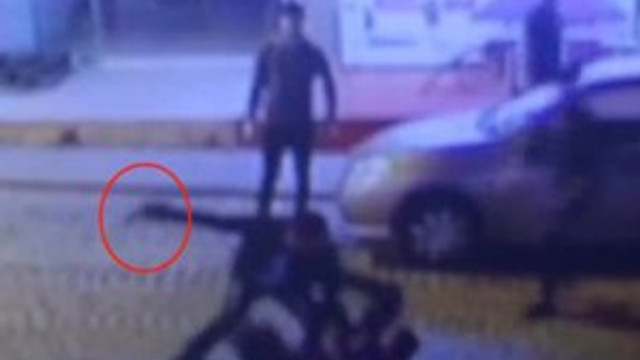 Kuzenini sokak ortasında 9 yerinden bıçakladı