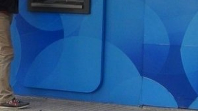 Yerde yatan cenazeye rağmen ATM'den para çektiler