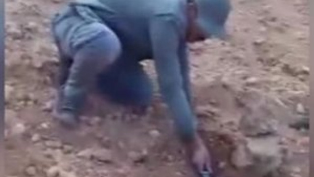 ÖSO komutanı mayını elleriyle böyle çıkardı !