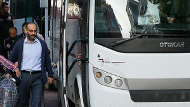 İzmir'de 76 FETÖ şüphelisi adliyeye sevk edildi