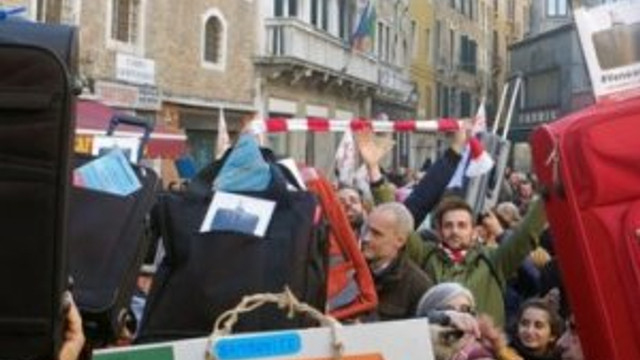Biz turistsizlikten kırılıyoruz, onlar ise istemiyor